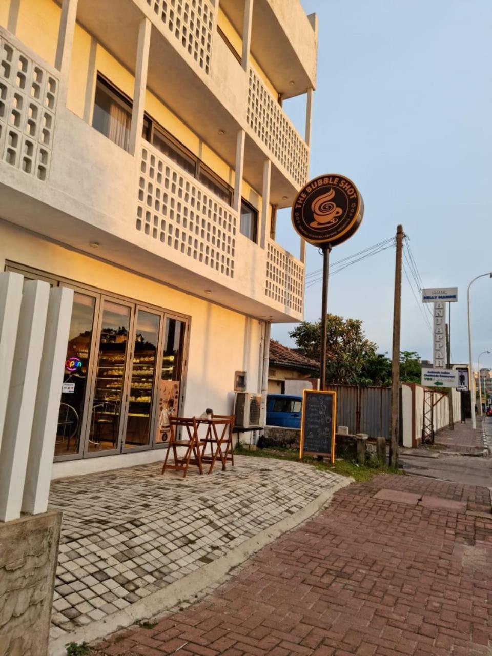 Four Petals Inn كولمبو المظهر الخارجي الصورة