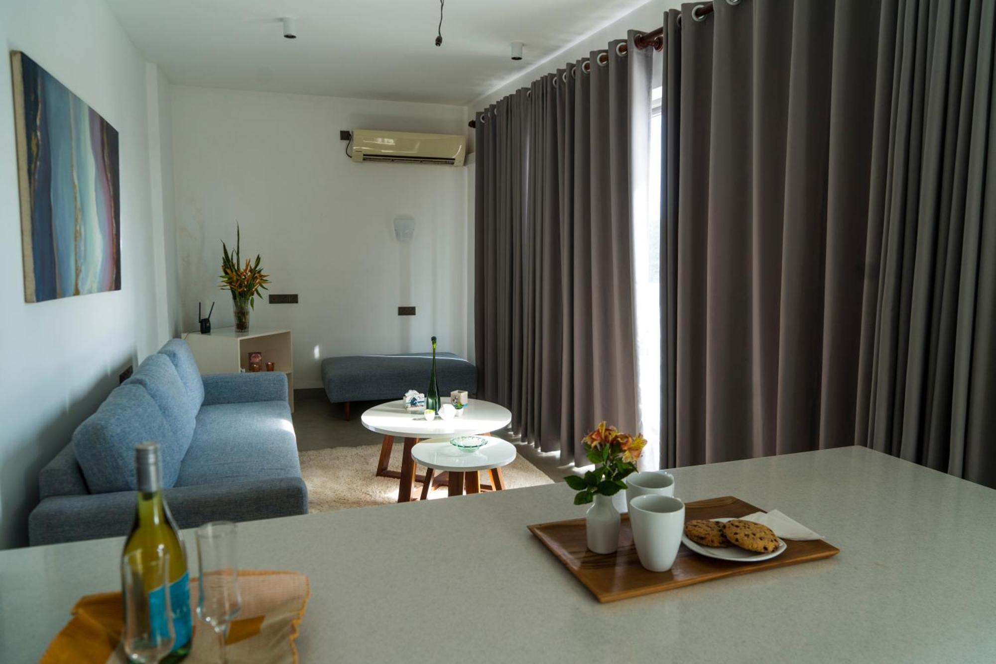 Four Petals Inn كولمبو المظهر الخارجي الصورة