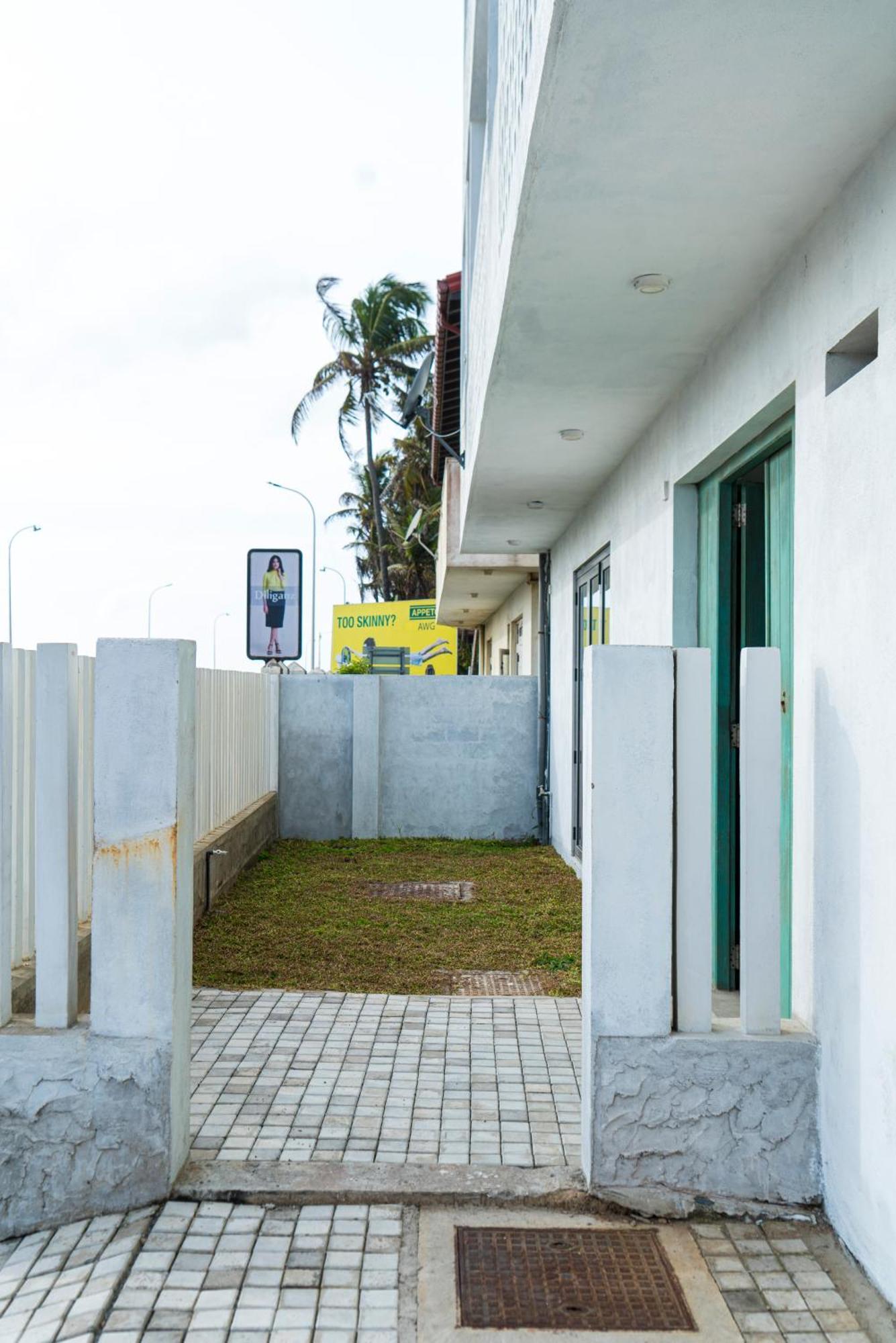 Four Petals Inn كولمبو المظهر الخارجي الصورة
