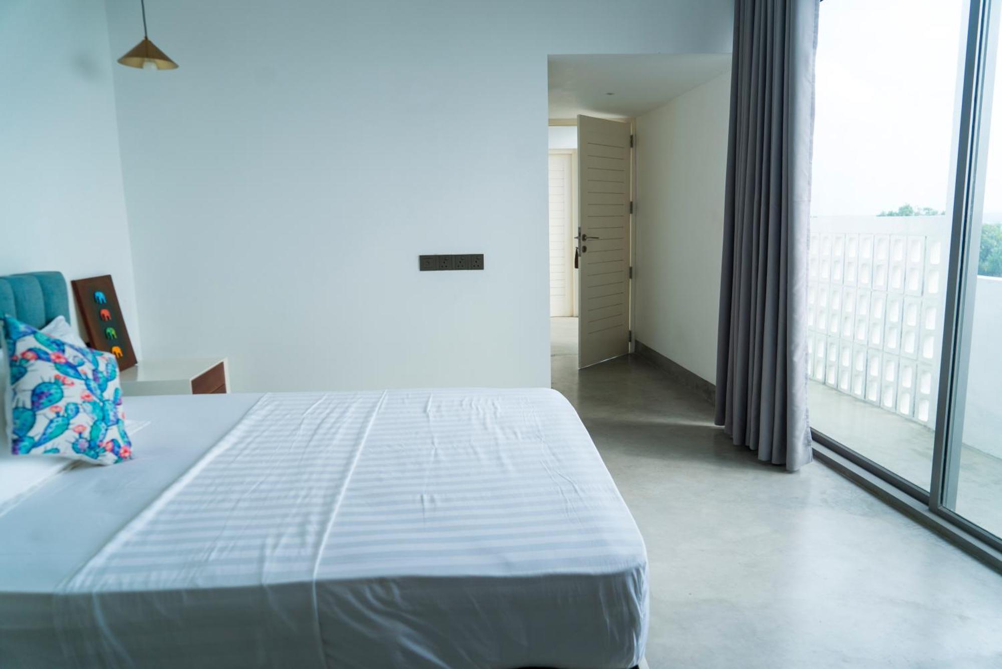 Four Petals Inn كولمبو المظهر الخارجي الصورة